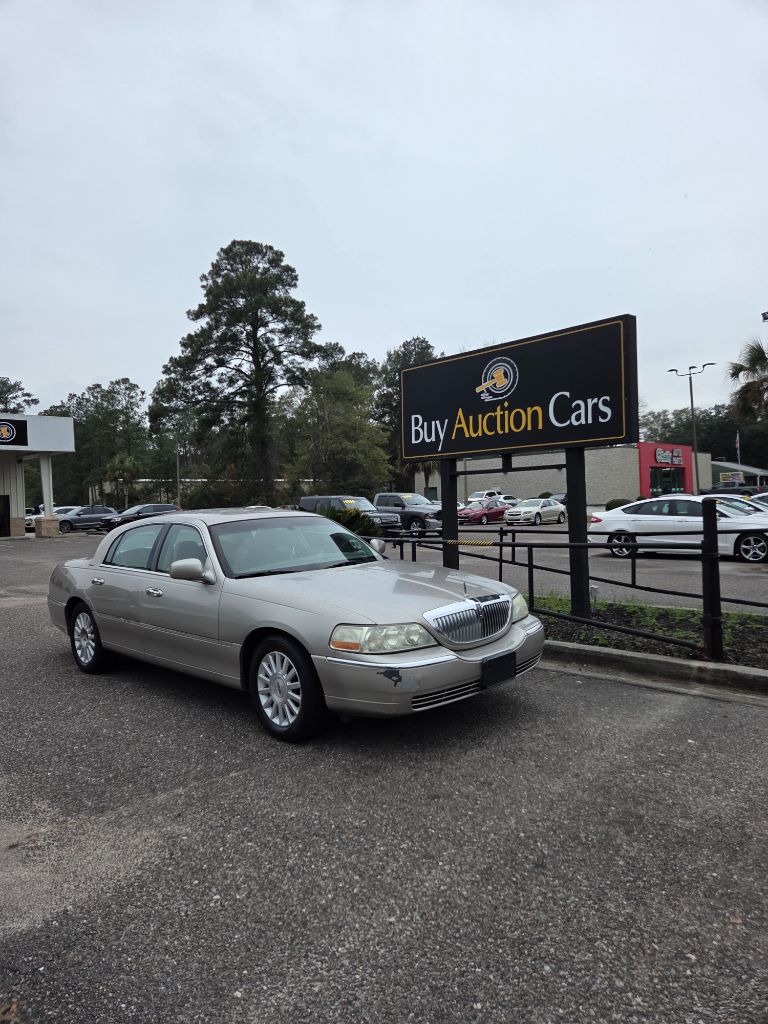 2003 Lincoln Town Car Executive's photo