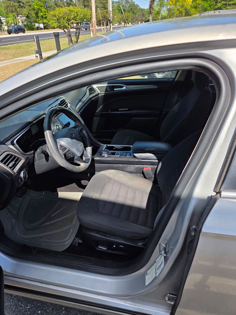 2017 Ford Fusion SE - Photo 8